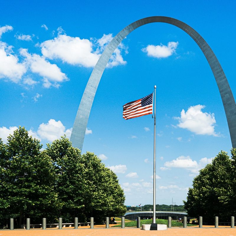 Das Wahrzeichen Gateaway Arch im Gateway Arch Nationalpark, USA