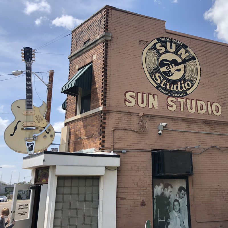Een beeld van de beroemde Sun Studio van buiten