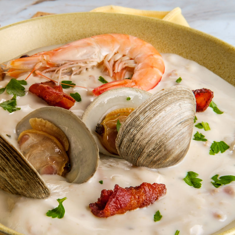 Clam Chowder, een gerecht bestaande uit een rijk, romige soep met o.a. mosselen, garnalen en aardappelen