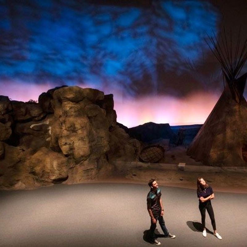 Twee personen in het museum van Yellowstone National Park