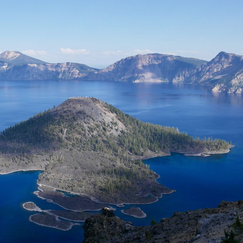 Een luchtfoto van Wizard Island, gelegen in Crater Lake in Oregon