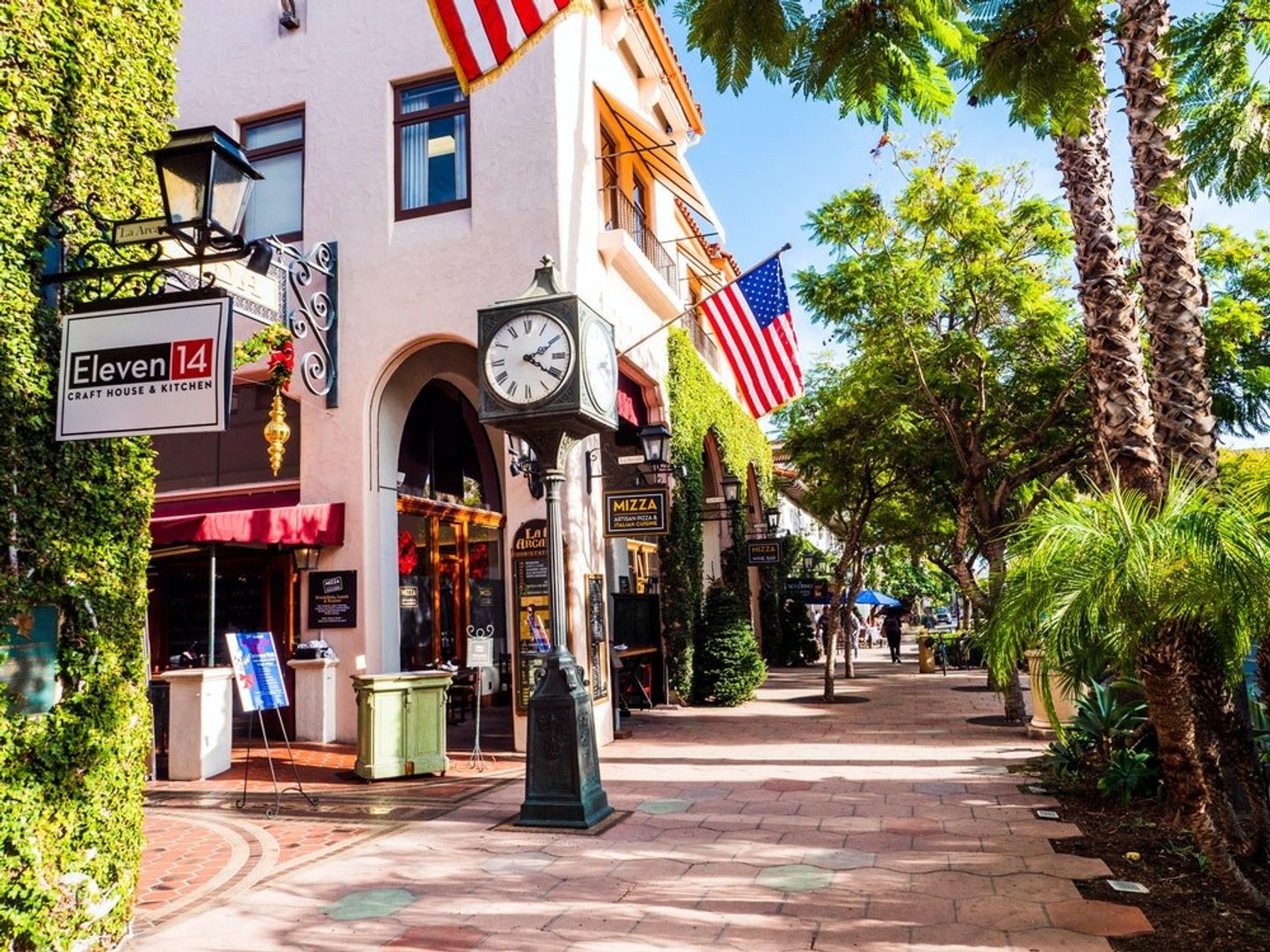 Gemütliche Einkaufsstraße, umrahmt von Grün und Palmen, in Santa Barbara, USA