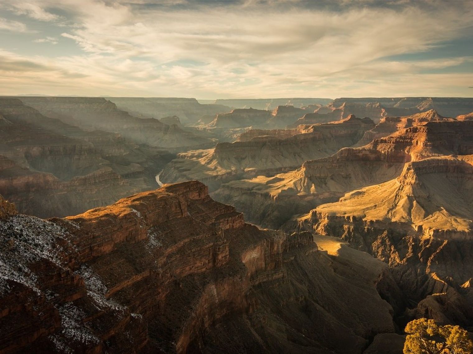 Weitläufiger Blick über Canyon de Chelly im Sonnenuntergang