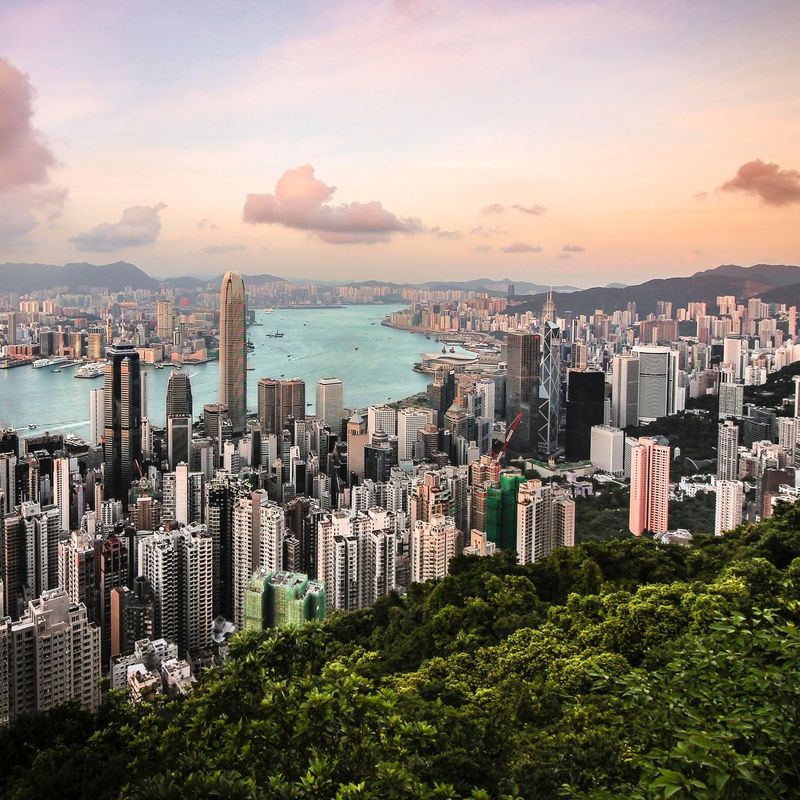 Uitzicht van bovenaf op de wolkenkrabbers en de rivier van Hong Kong