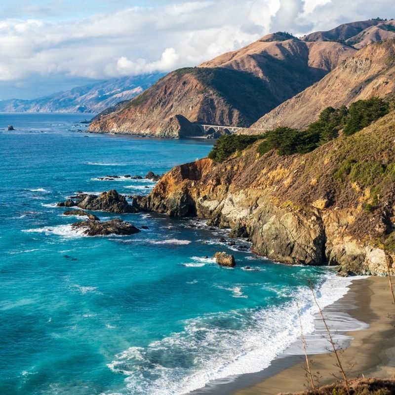 Een uitzicht op de beroemde kustlijn van Big Sur in Californië