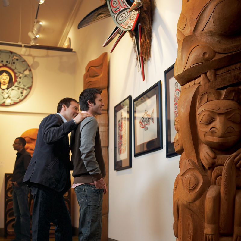 Besucher im Vancouver Museum bestaunen traditionelle Kunstwerke der First Nations