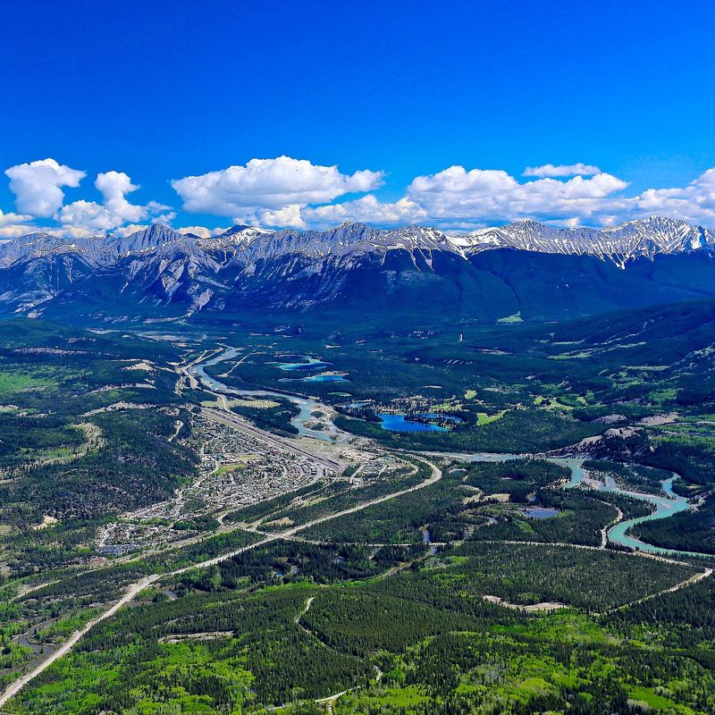 Vogelperspectief op Jasper National Park en de plaats Jasper