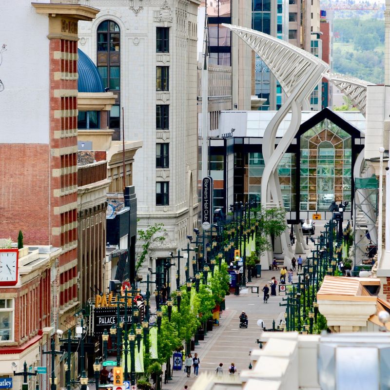 Straatbeeld van bovenaf in Calgary met links een gebouw met een muurschildering