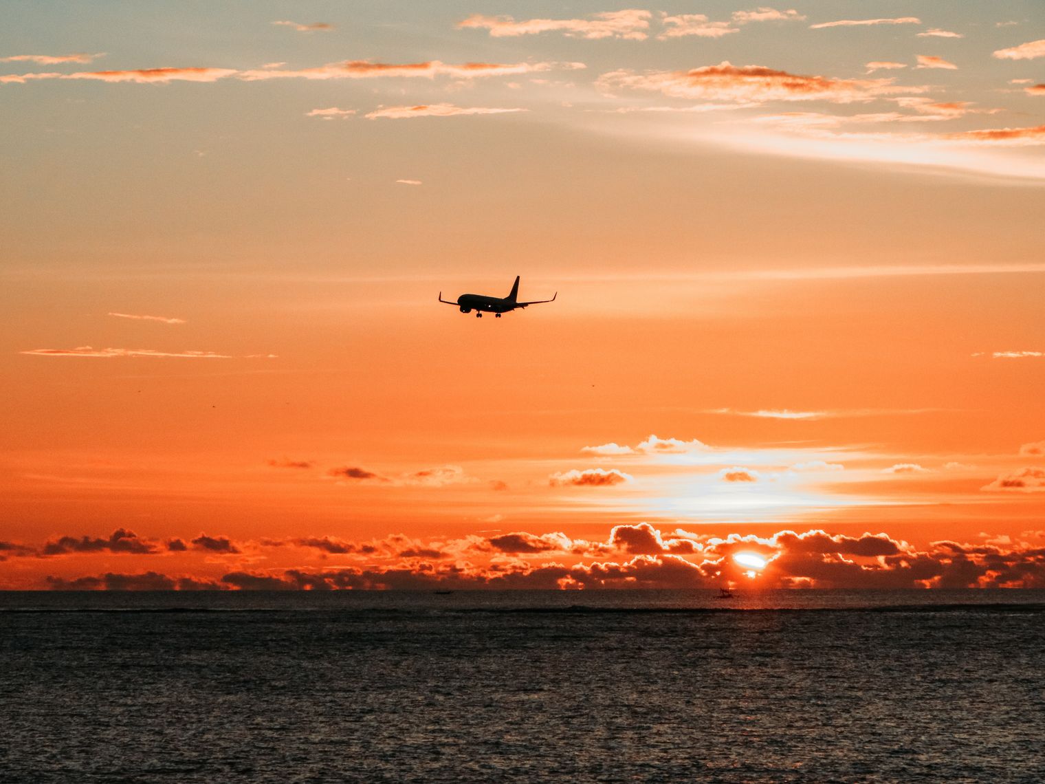 Ein Flugzeug am Himmel bei Sonnenuntergang