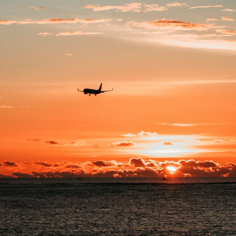 Ein Flugzeug am Himmel bei Sonnenuntergang