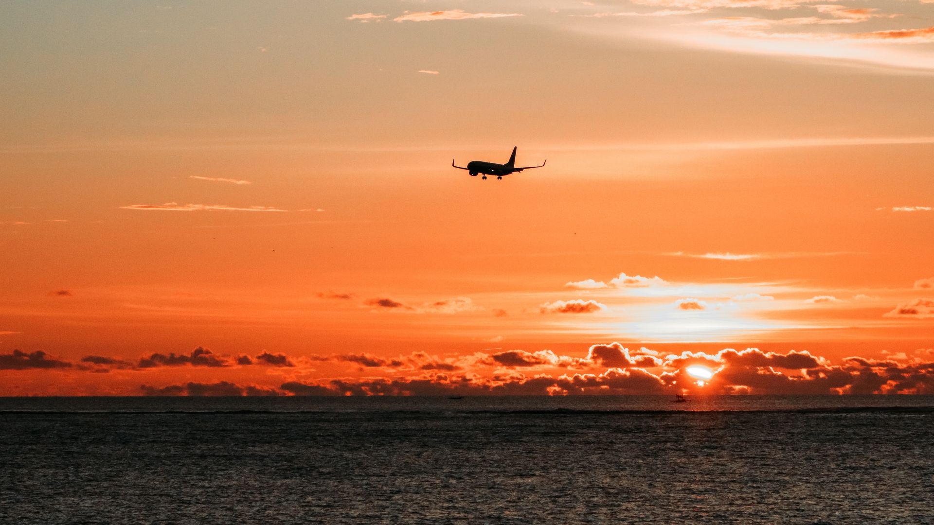Een vliegtuig in de lucht bij zonsondergang