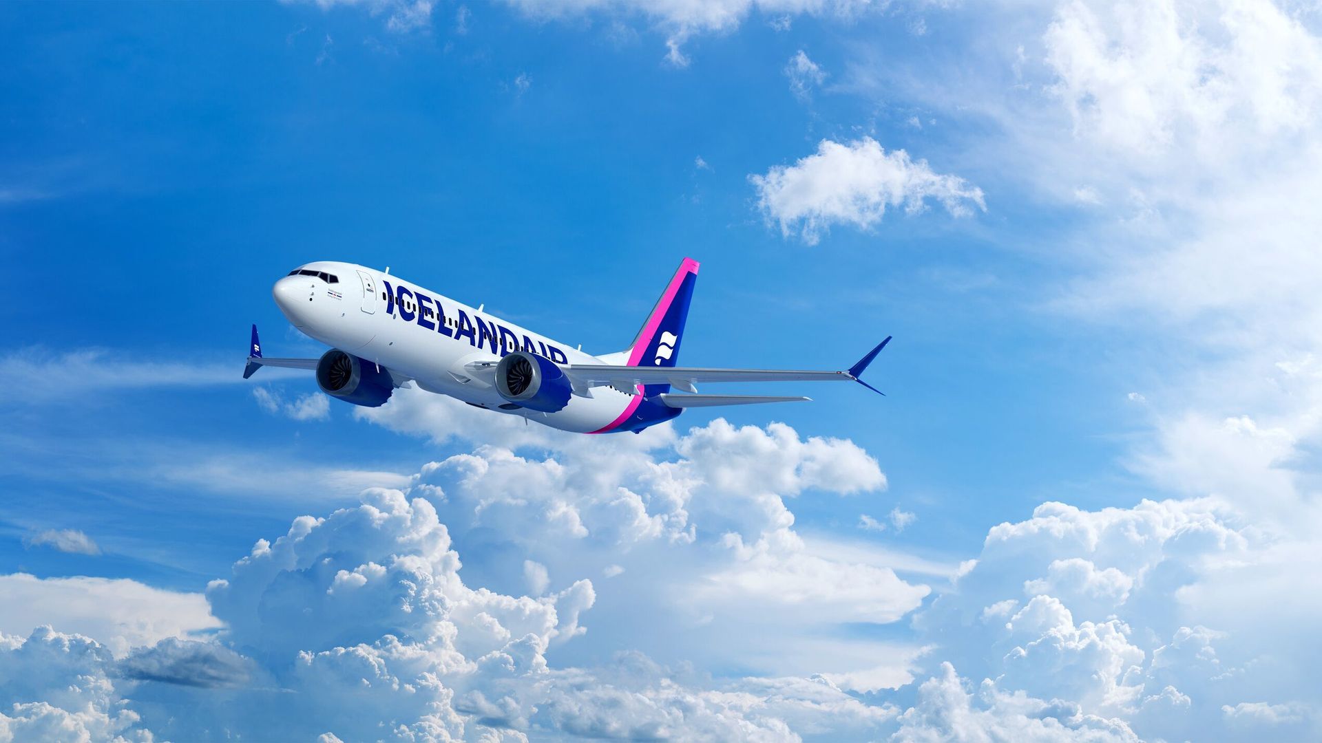 Ein Flugzeug der Icelandair fliegt über strahlend weißen Wolken vor einem klaren blauen Himmel.