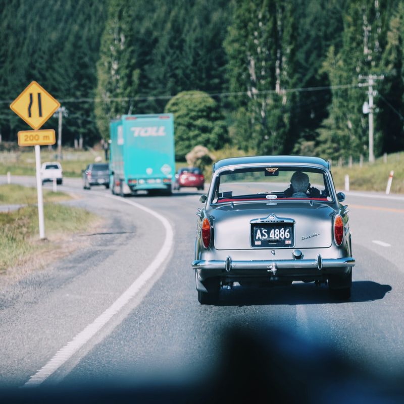 Oldtimer fährt auf Straße in Neuseeland