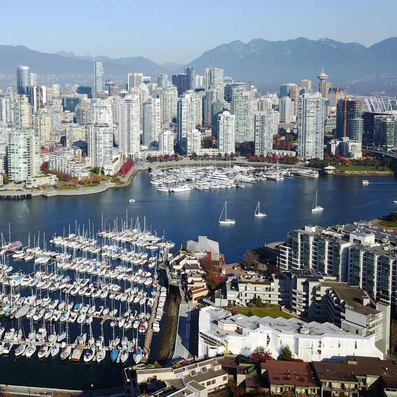 Een uitzicht van bovenaf op de skyline en haven van Vancouver, Canada