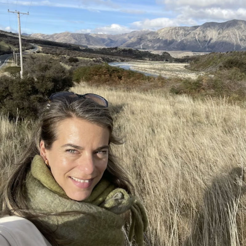 Marie-Cecile neemt een selfie met heuvels en bergen op de achtergrond