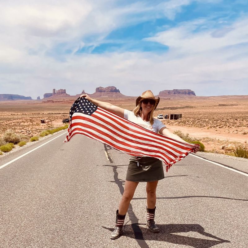 Marjolein met een Amerikaanse vlag in haar hand in Monument Valley