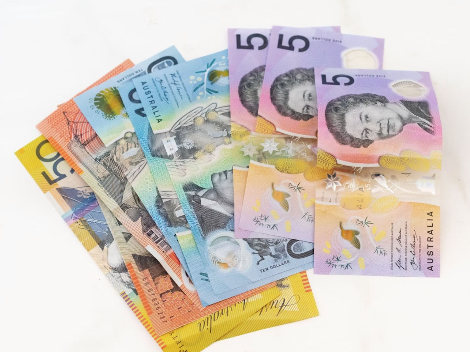 Bunte australische Dollar liegen auf einem Haufen