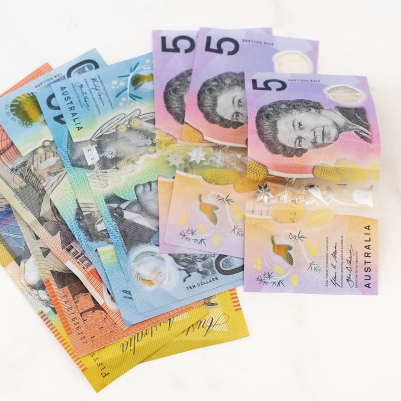 Kleurrijke Australische dollars op een stapel