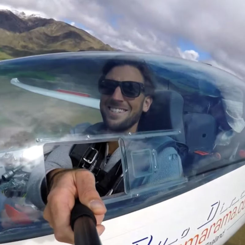 Michiel neemt een selfie met een selfie stick vanuit een klein vliegtuigje