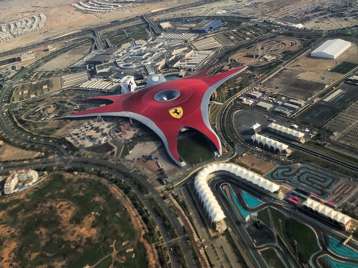 Ferrari World von oben in Abu Dhabi