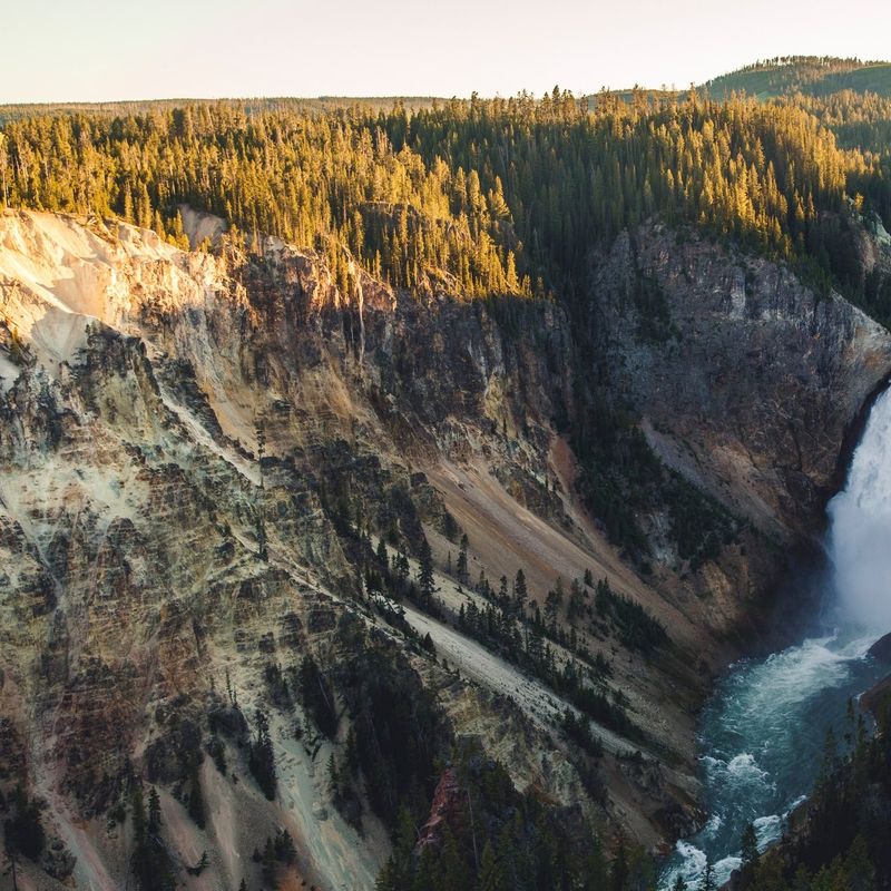 Aussicht auf den Wasserfall des Grand Canyons im Yellowstone Nationalpark