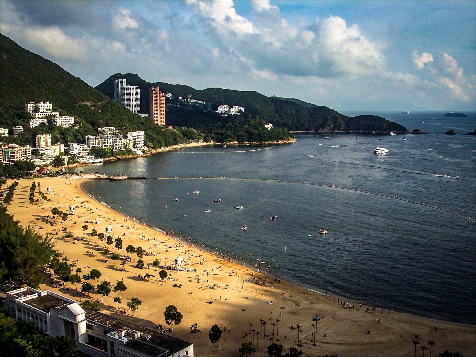 Strand mit Hochhäusern in Hongkong