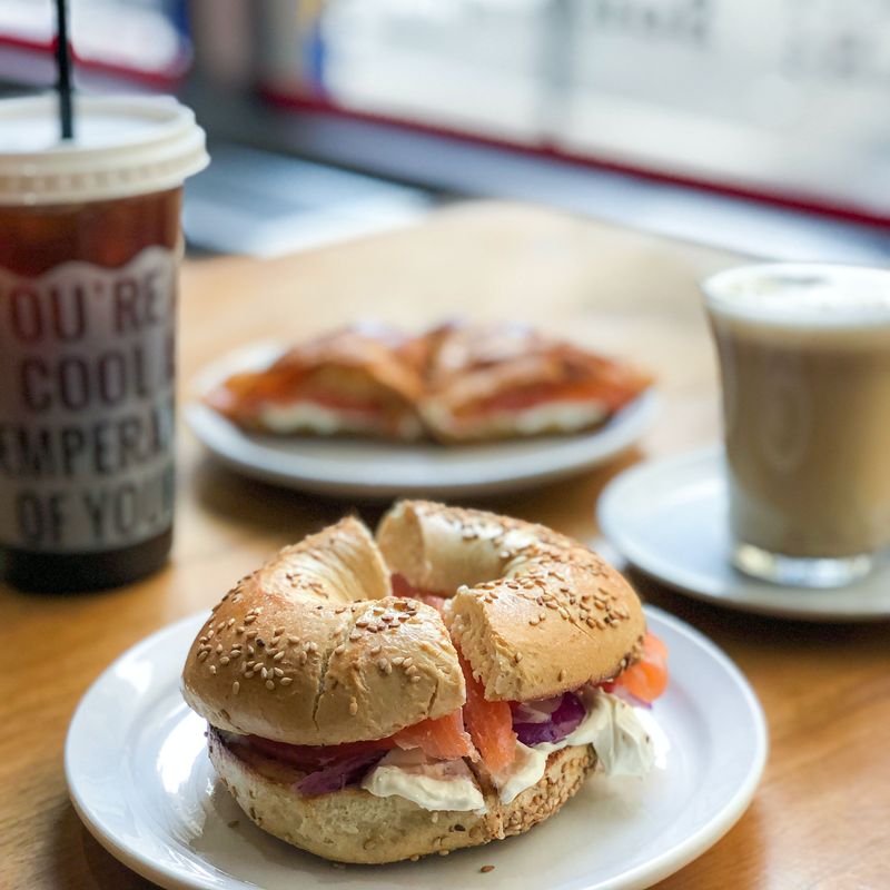 Een bagel met zalm en een ijskoffie op een tafel