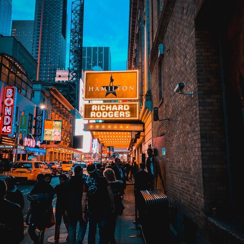 Een straatje op Broadway met een uithangbord van de musical Hamilton