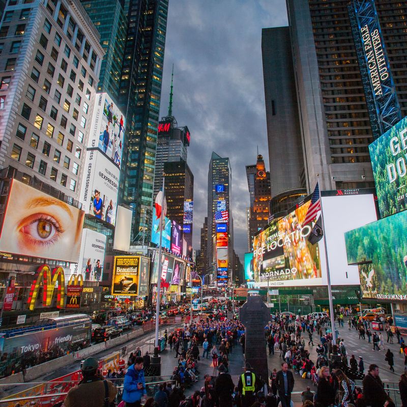 Times Square in New York met neon-borden en wolkenkrabbers, veel mensen