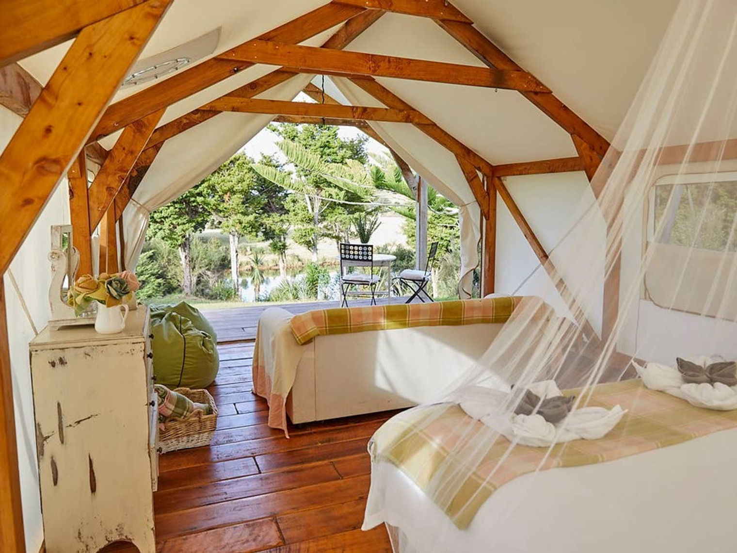 Glamping Zelt mit Bett und Couch in Neuseeland