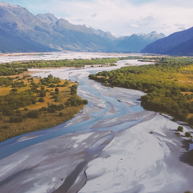 Blick aus der Luft auf einen Fluss und Berge in Neuseeland