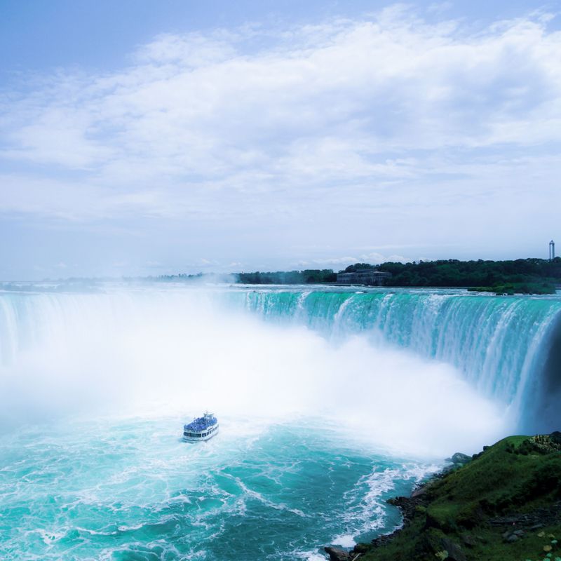 Een tourboot varend vlak bij de Niagara Falls