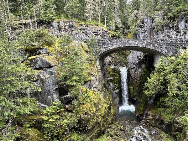 De Christine Falls-brug in het Mount Rainier National Park, met een waterval die naar beneden stort