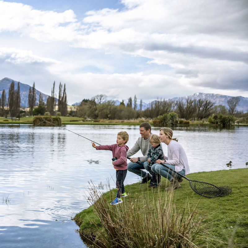 Vissen met het gezin aan een meer in Wanaka.