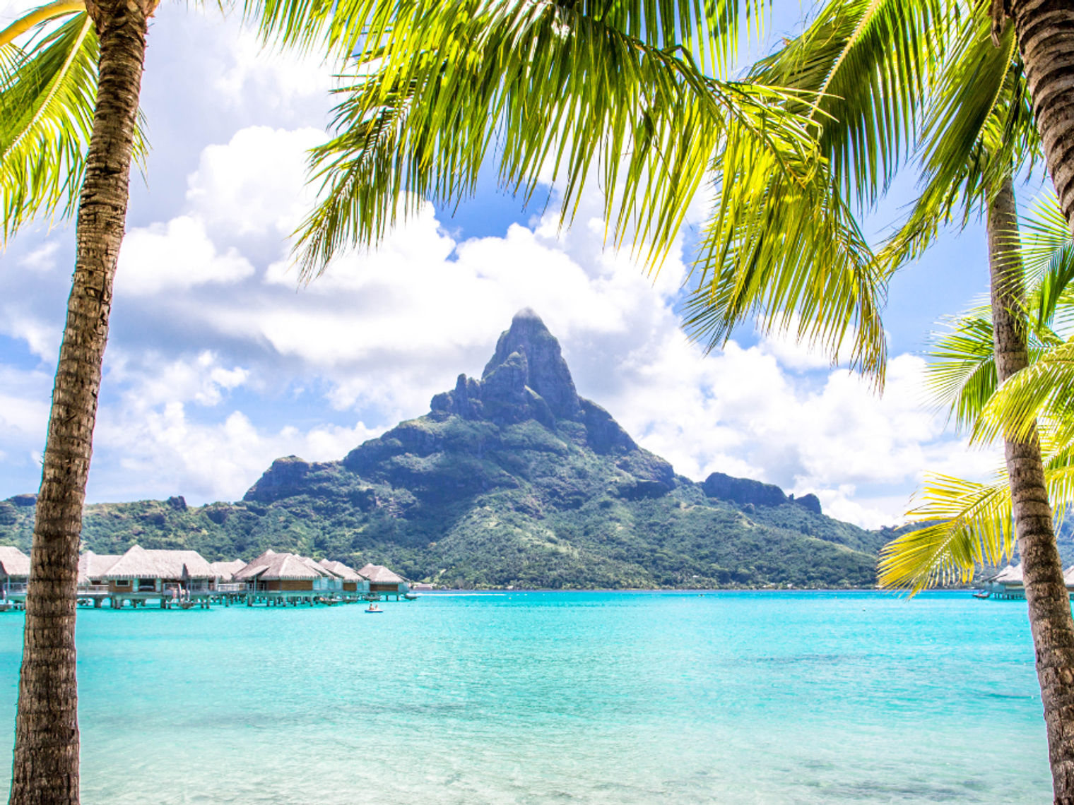 Mo'orea strand met grillige vulkanische berg op de achtergrond in Tahiti
