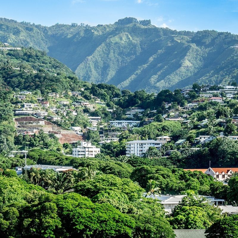 Pacific eilanden Frans Polynesië Tahiti dorp met bergen op de achtergrond