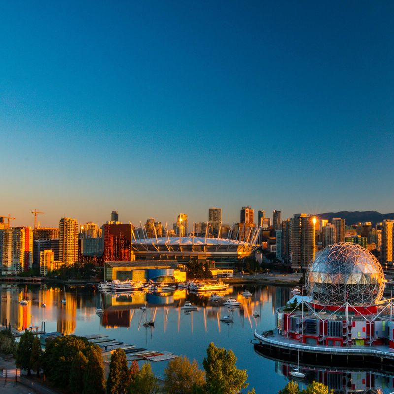Skyline von Vancouver mit dem Hafen leuchtet im warmen Licht des Sonnenuntergangs