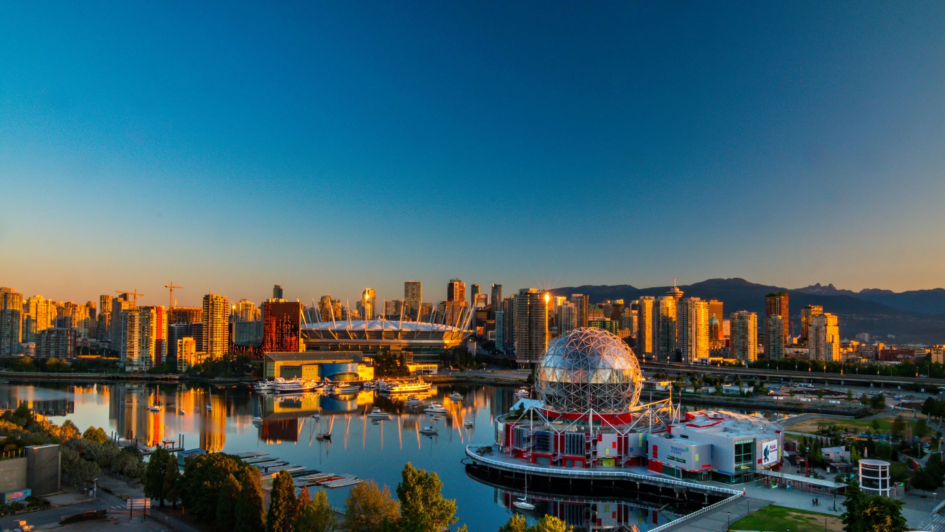Skyline von Vancouver mit dem Hafen leuchtet im warmen Licht des Sonnenuntergangs
