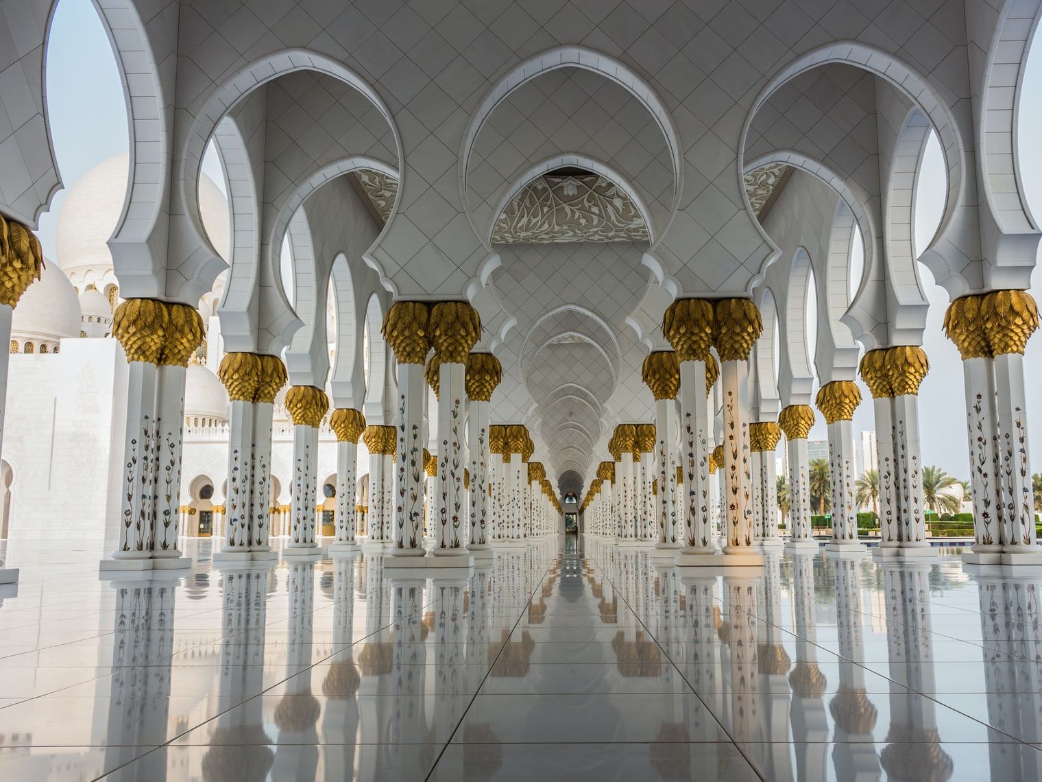 Witte moskee met zuilen in Abu Dhabi