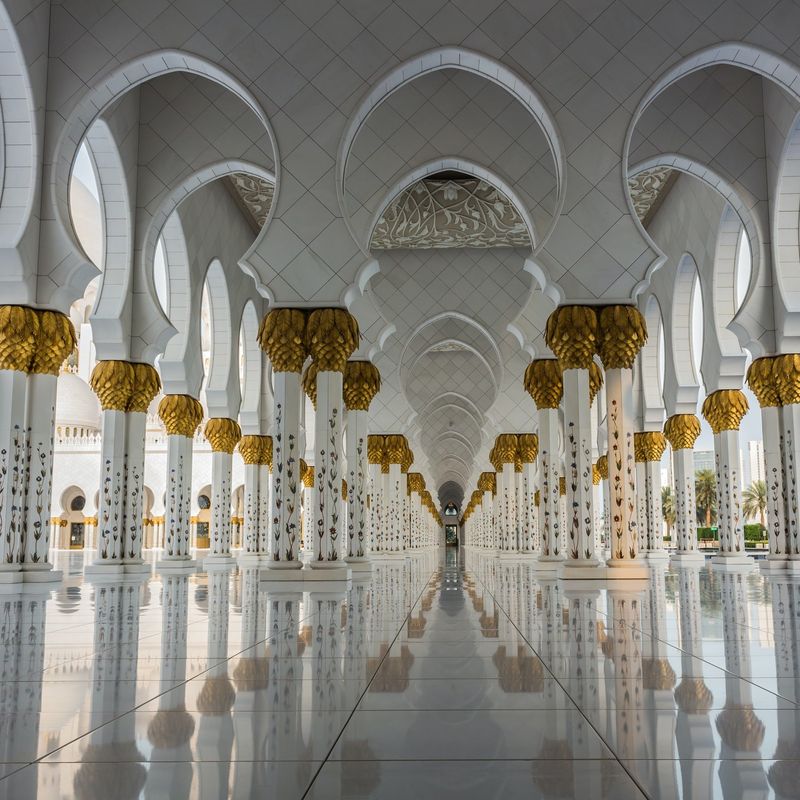 Weiße Moschee mit Säulen in Abu Dhabi