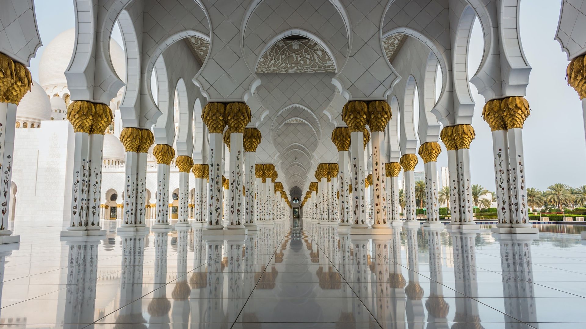 Weiße Moschee mit Säulen in Abu Dhabi