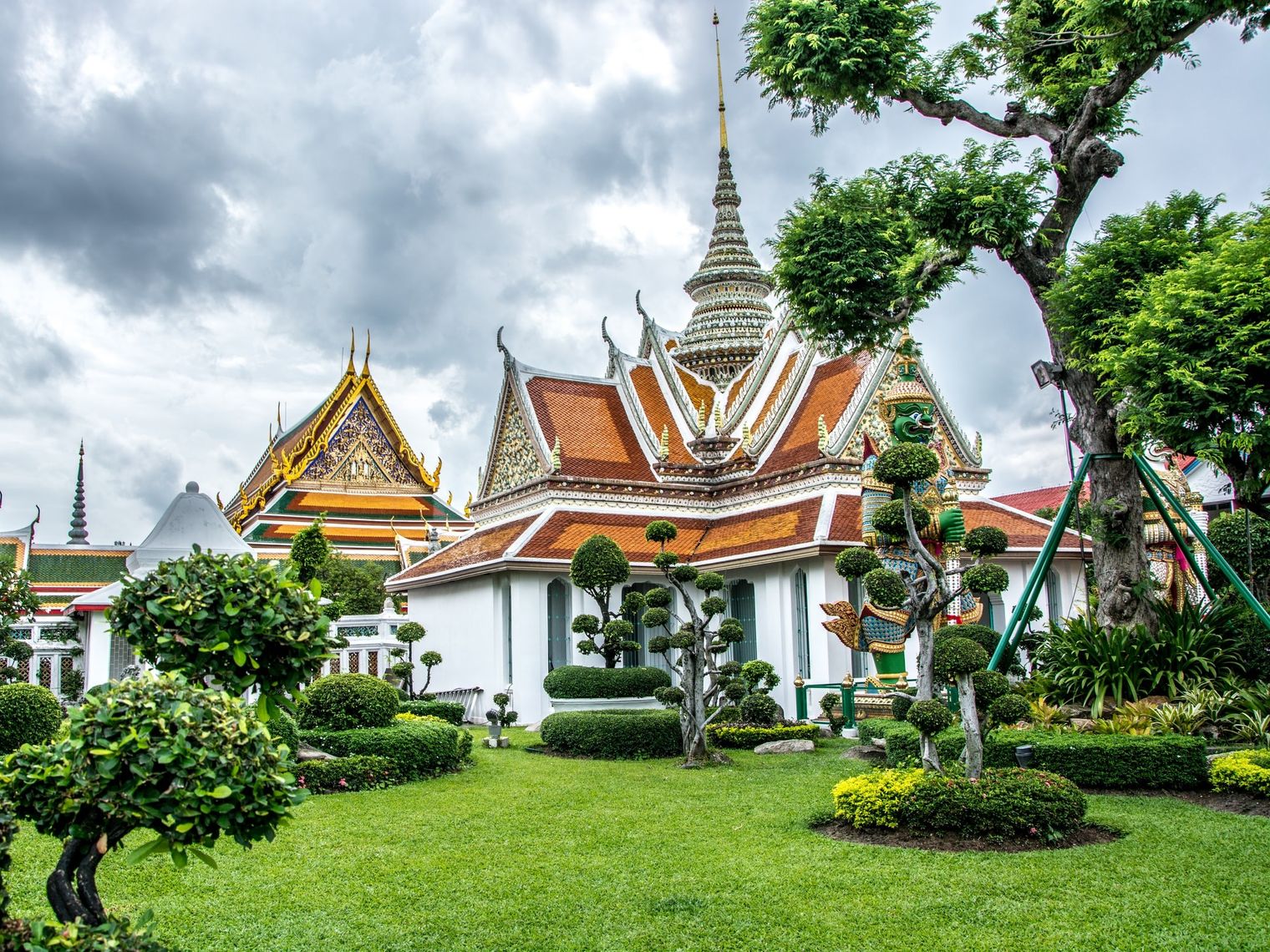 Traditioneller Tempel in Bangkok mit Bäumen
