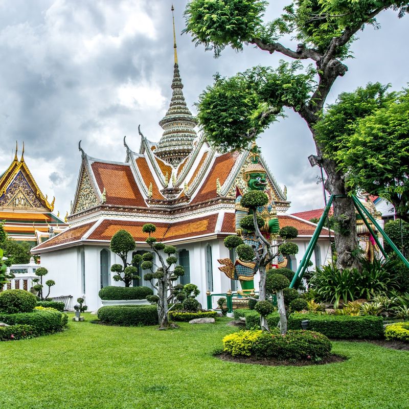 Traditioneller Tempel in Bangkok mit Bäumen