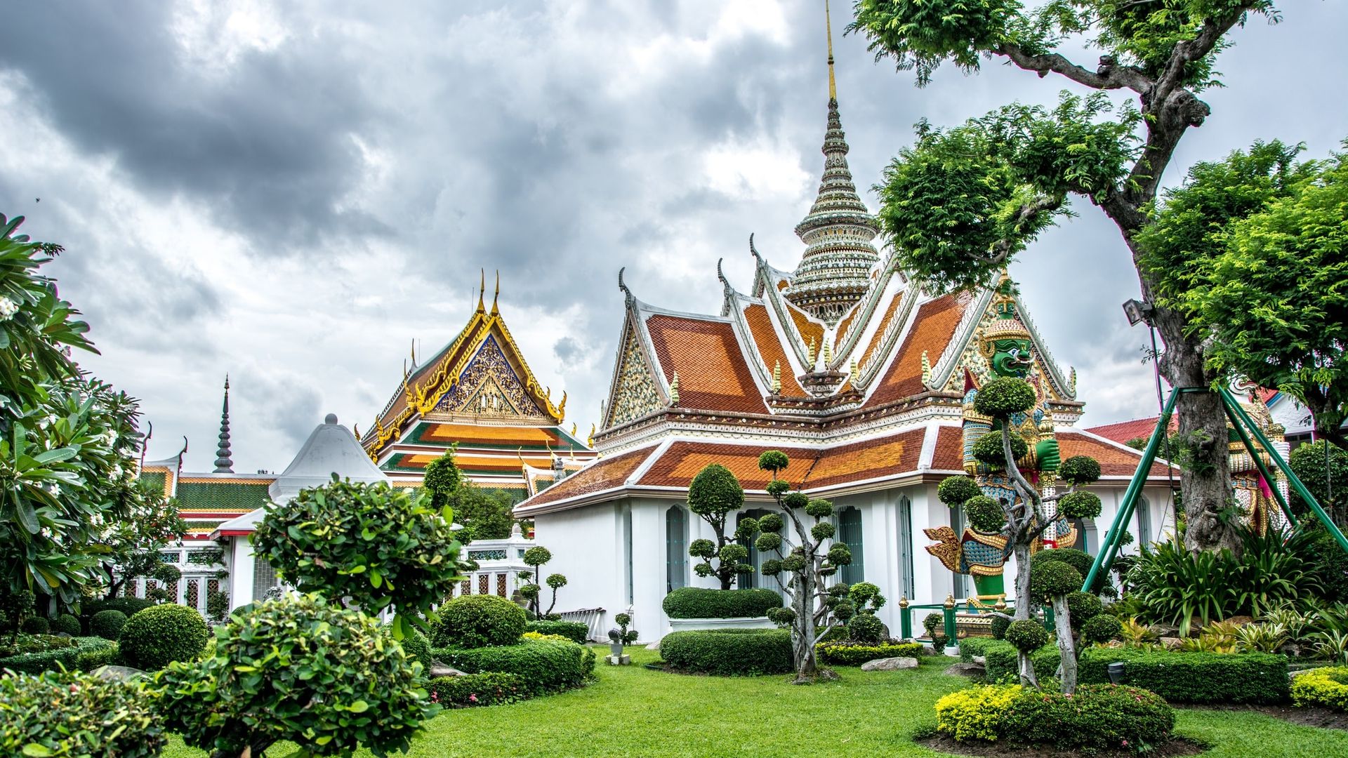 Traditioneller Tempel in Bangkok mit Bäumen