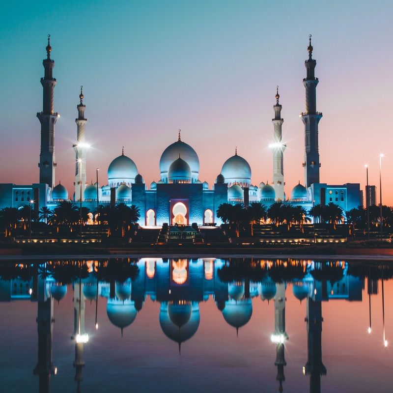 Traditioneel verlichte moskee met kleurrijke lucht op de achtergrond in Abu-Dhabi