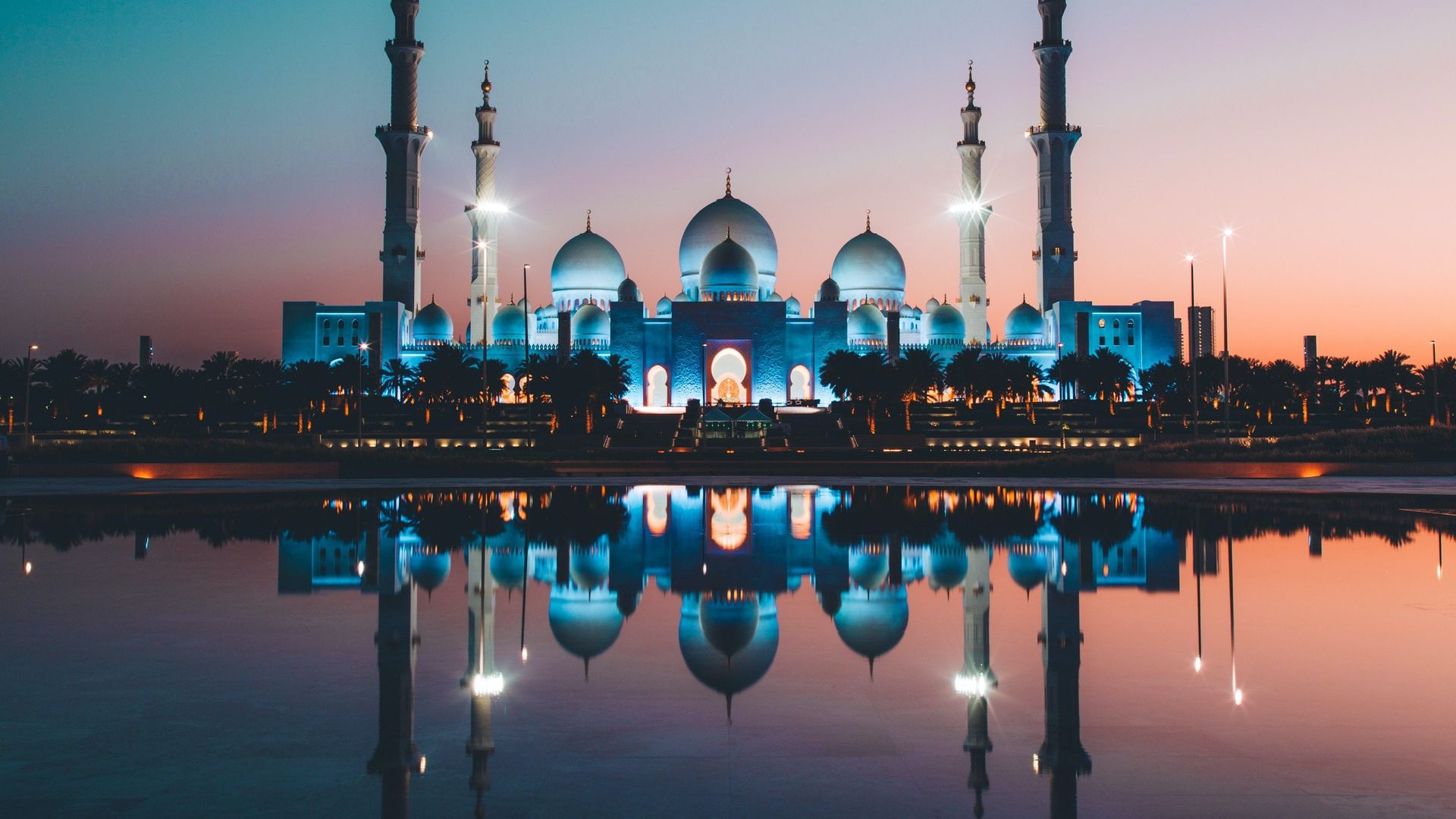 Traditioneel verlichte moskee met kleurrijke lucht op de achtergrond in Abu-Dhabi