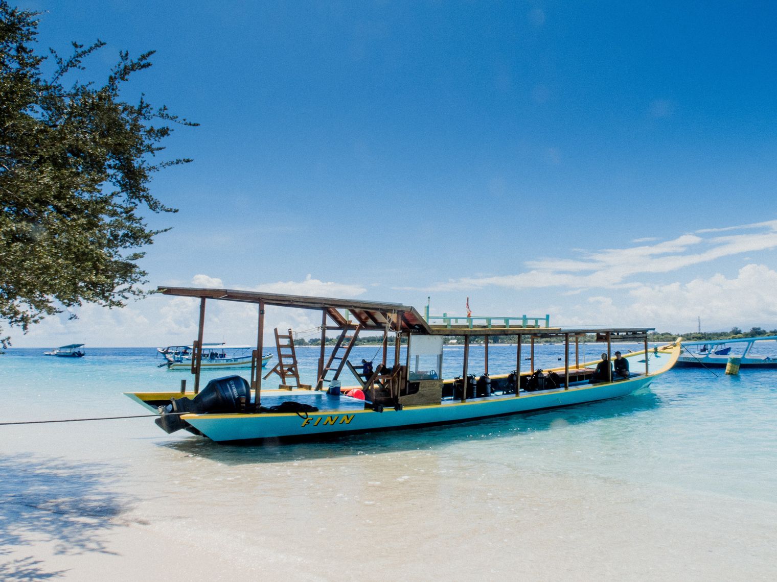Boot an Strand auf Bali