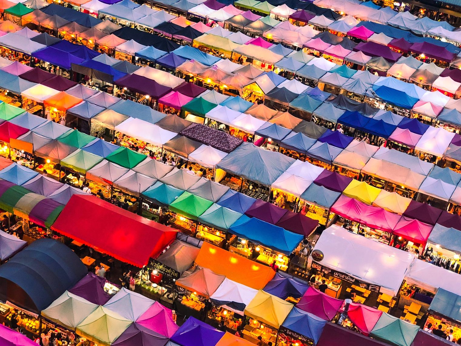 Bunte Dächer von Marktständen in Bangkok von oben