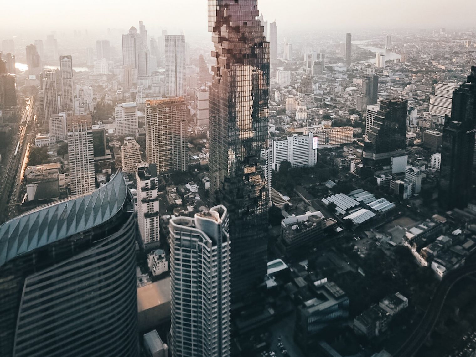 Pixel-Wolkenkratzer in Bangkok von oben