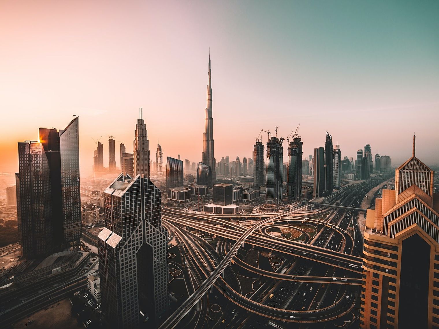 Blick auf Hochhäuser und Straßen von oben in Dubai